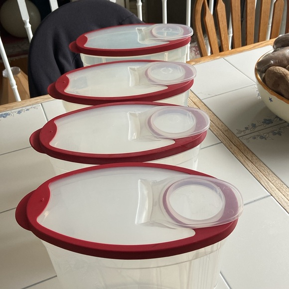 Rubbermaid 1.5 gallon plastic containers - Picture 3 of 3